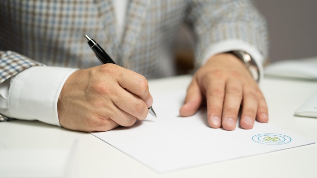 Agreement signing-5710164_1920_pixabay_Maximilianovich.jpg