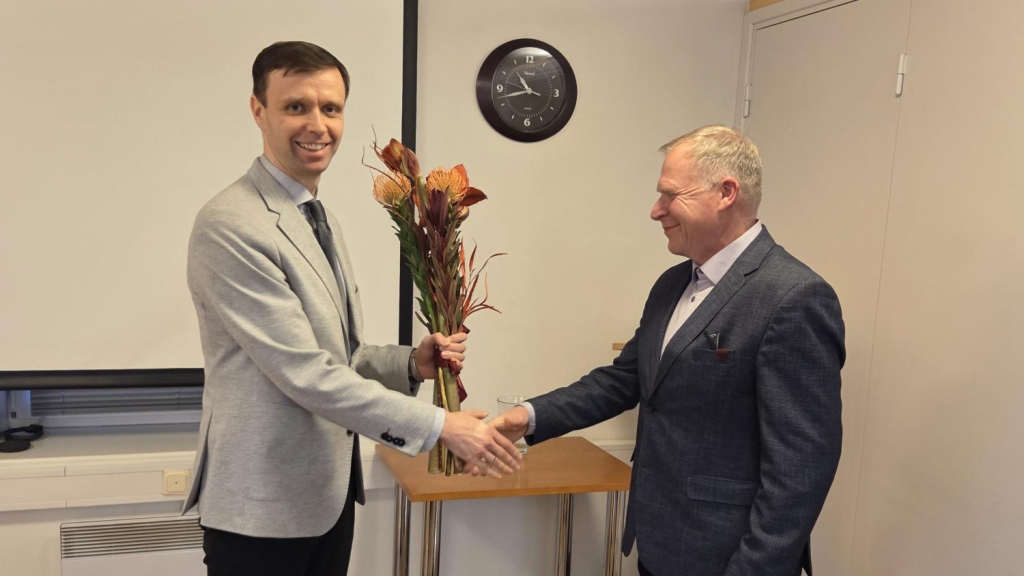 Volikogu esimees Maksim Butšenkov õnnitlemas vallavanem Riho Tell'i jpg